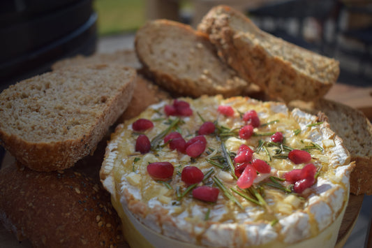 Camembert van de BLISS Kamado met Honing, Tijm & Granaatappel