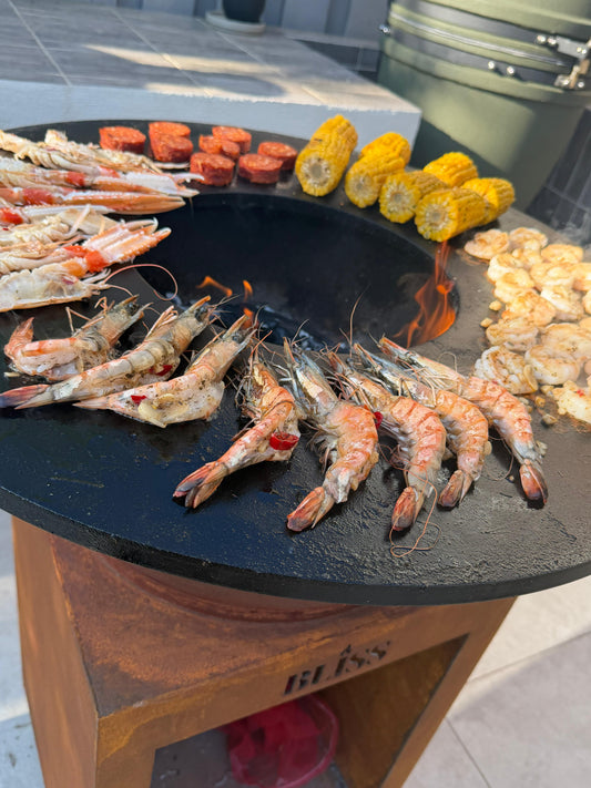 Wat is een plancha en hoe werkt buiten koken op een bakplaat?